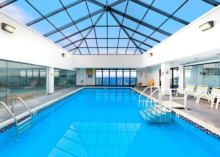 Hébergement de vacances Bright & Convenient With Pool Balcony & Angled Ocean Views
