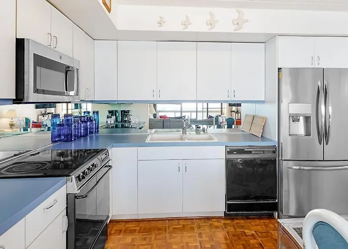 Bright & Convenient With Pool Balcony & Angled Ocean Views *
