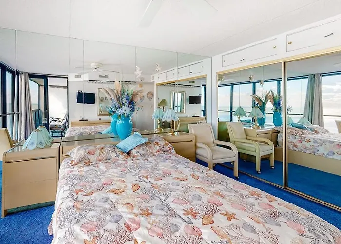 Holiday home Bright & Convenient With Pool Balcony & Angled Ocean Views