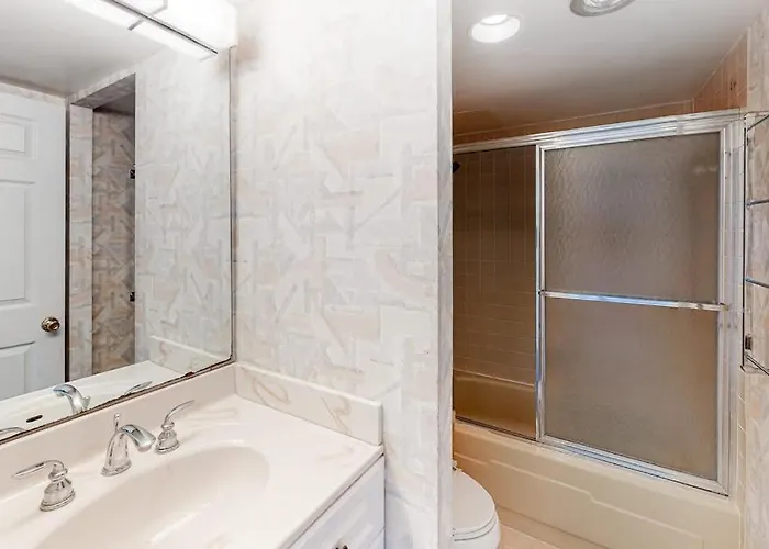 Bright & Convenient With Pool Balcony & Angled Ocean Views Holiday home *