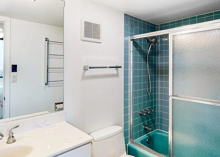 Bright & Convenient With Pool Balcony & Angled Ocean Views Holiday home *