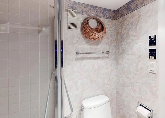 Bright & Convenient With Pool Balcony & Angled Ocean Views Holiday home *