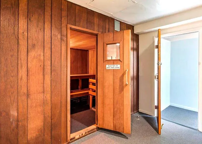 Bright & Convenient With Pool Balcony & Angled Ocean Views Holiday home Ocean City