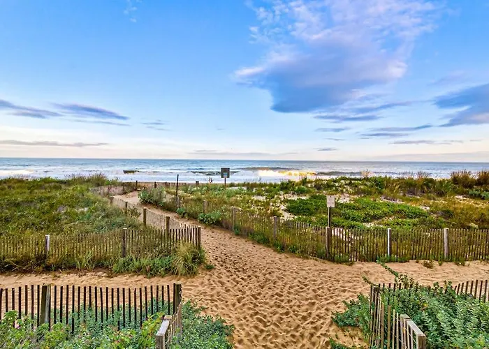 Bright & Convenient With Pool Balcony & Angled Ocean Views Holiday home